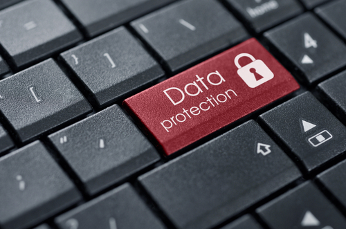 Eine schwarze Laptop-Tastatur, wo die statt der Entertaste eine rote "Data Protection" Taste zu sehen ist.
