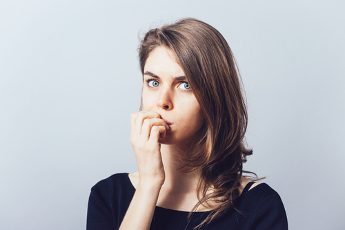 Eine junge Frau, mit einem sich sehr stark fragen bzw. grübelnden Blick.